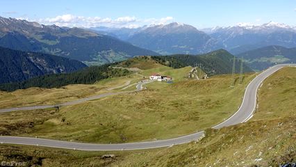 Blick von der Passhöhe des Jaufenpasses auf die Ost-Rampe