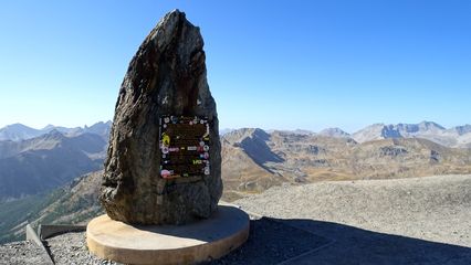 Cime de la Bonette. Die Tafel wie fast alle Passmarkierungen in den Alpen von Vandalen mit Aufklebern häßlich verunstaltet